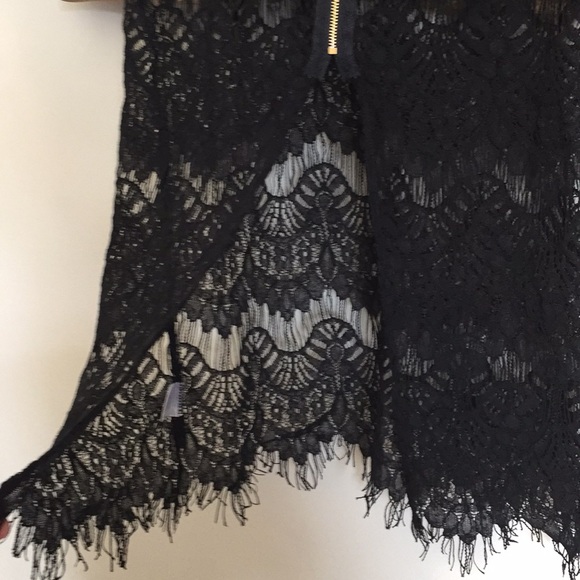 Lace peek-a-boo back top - Picture 4 of 5